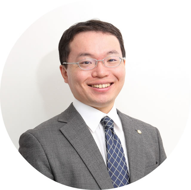 笑顔の伊藤税理士のピンと伸びた姿勢の写真